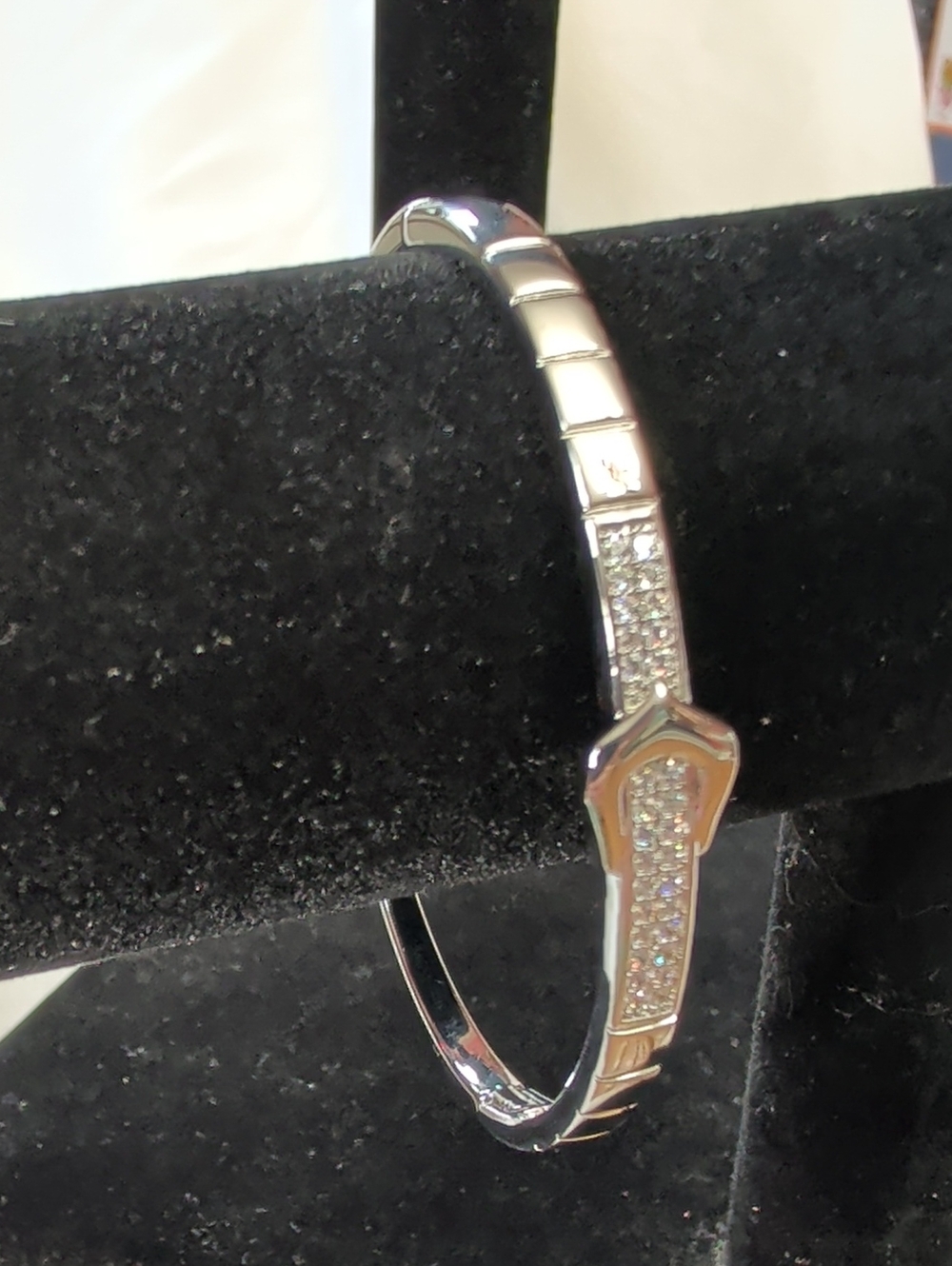 NWOT (405) White Gold Plated Hinged Bangle Bracelet With Belt Buckle Design